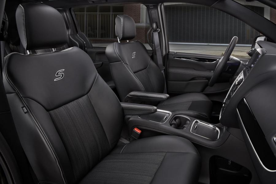  Chrysler Town & Country S 2013 года  (фото 5 из 12)